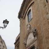 Sorto tra il 1000 e il 1100 su una precedente chiesa dell�VIII secolo, il tempio creato dalle Benedettine Negre si mostra oggi con l�aspetto barocco donatogli dai restauri di fine 600 effettuati dall'arcivescovo Michele d'Althan